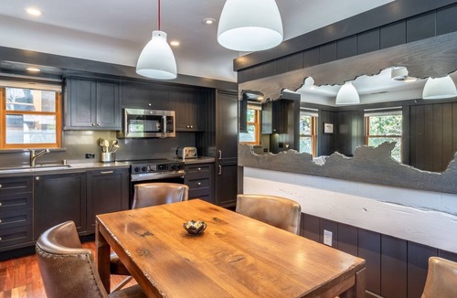 Homewood House | Lakefront 2BR Cottage Steps from Beach & Ski Resort
