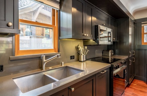 Homewood House | Lakefront 2BR Cottage Steps from Beach & Ski Resort