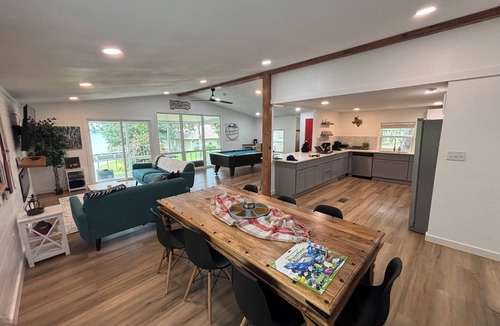 Enchanted Oaks House | Lakefront 3-bedroom house at Cedar Creek Reservoir with amzing views