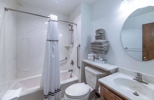 Hope Condo | Lakefront - 3 Bedroom