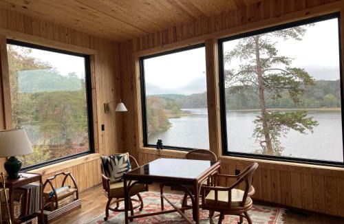 Samantha House | Lakefront 3BR Cabin Retreat