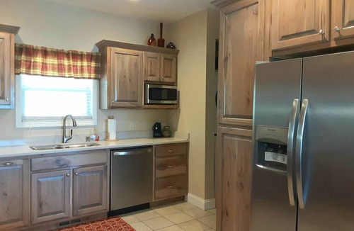 Young Harris House | LAKEFRONT 4/3.5, Private Dock, Pool Table, Lakeside Firepit, Kayaks, Paddleboat