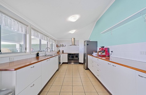 Tuggerawong House | Lakefront 4 Bedroom House