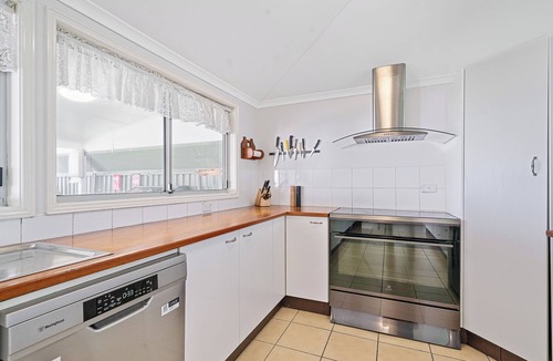 Tuggerawong House | Lakefront 4 Bedroom House