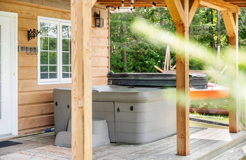 Algonquin Highlands Apartment | Lakefront, 4000sq/f, Gym, Beach, Hot Tub, Sauna