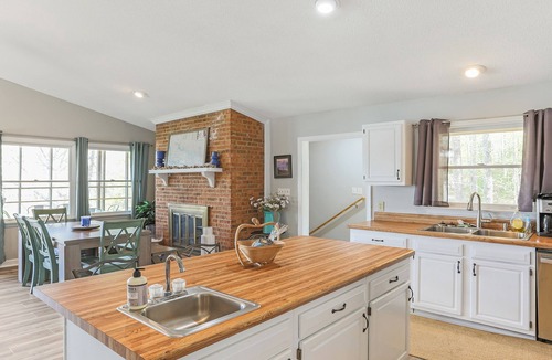 Wise House | Lakefront 4bd-2ba; Deep water; Large Porch; 2 night min; Sleeps 14; Pet friendly