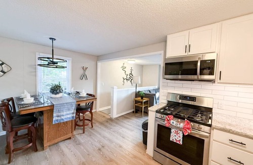 Camdenton House | Lakefront-4BD/2BA/Dock/Grill/Decks/-12PP