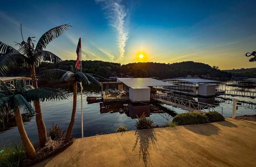 Camdenton House | Lakefront-4BD3BA-Sleeps 12PP
