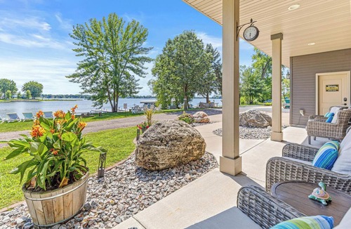 Lindstrom Cabin | Lakefront 4bdrm|Sleeps 11|Paddleboards