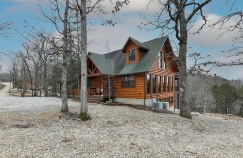 Eagle Rock House | Lakefront 5 Bedroom, 3 Bath Cabin on Tablerock Lake, PONTOON available to rent!