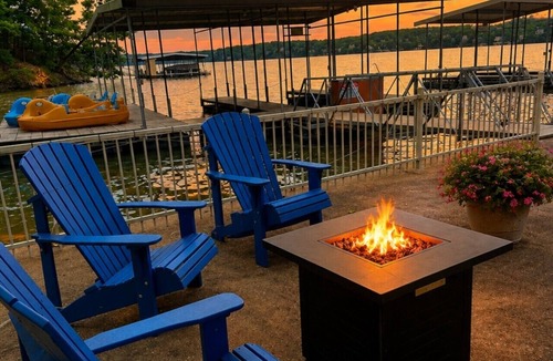 Sunrise Beach House | Lakefront 5BD/4.5BA/2Pools/Hottub/Sauna/Firepit/PizzaOven/Dock/PuttingGreen-10PP