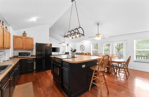 Kimberling City Cabin | Lakefront 5BR Cabin w/Pool + Swim & Boat dock