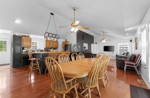 Kimberling City Cabin | Lakefront 5BR Cabin w/Pool + Swim & Boat dock