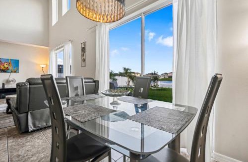 Crescent Lakes House | Lakefront 5BR Villa 10min to Disney Sleeps 10