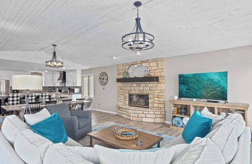 McColley House | Lakefront 6 BR I Sleeps 14 I Private Dock & Boat Slip I 8MM Main Channel