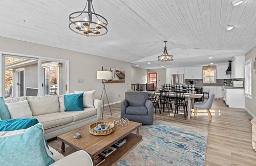 McColley House | Lakefront 6 BR I Sleeps 14 I Private Dock & Boat Slip I 8MM Main Channel