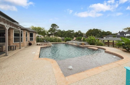 Atascocita House | Lakefront 7BR w/Pool + Spa | 30 Mins to Downtown