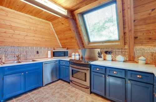 Columbia Cabin | Lakefront A-Frame Cabin with Community Perks