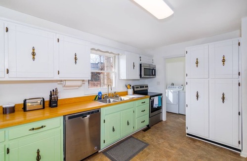 Lake of the Woods House | Lakefront Access - Hour from DC - Kayaks Provided