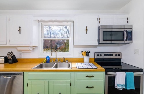 Lake of the Woods House | Lakefront Access - Hour from DC - Kayaks Provided