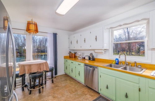 Lake of the Woods House | Lakefront Access - Hour from DC - Kayaks Provided