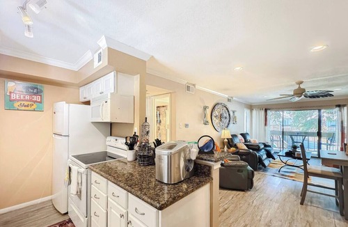 Walden on Lake Conroe Condo | Lakefront Action | Paddle Pickle Pool Sunset