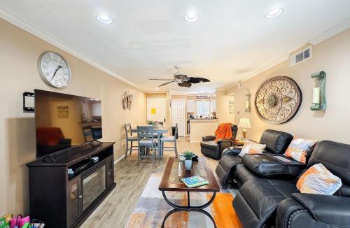 Walden on Lake Conroe Apartment | Lakefront Action Paddle Pickle Pool Sunset