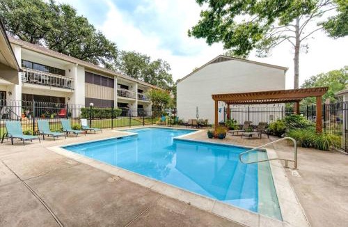 Walden on Lake Conroe Apartment | Lakefront Action Paddle Pickle Pool Sunset