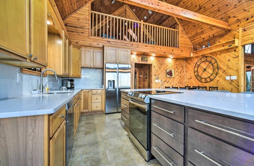 Applegate House | Lakefront Applegate Retreat w/Private Beach!