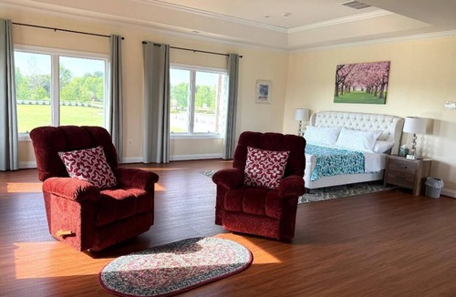 Purcellville Bed & Breakfast | Lakefront B&B Room w/Private Island Access + Breakfast Included