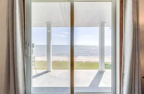 Ruth House | Lakefront Beach House: Serene Getaway