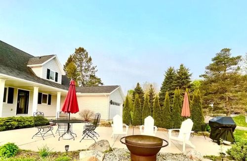 Ruth House | Lakefront Beach House: Serene Getaway