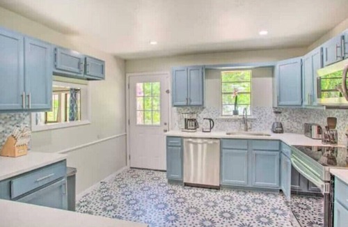 Quinlan House | Lakefront Beach House Retreat - Escape to Nature!