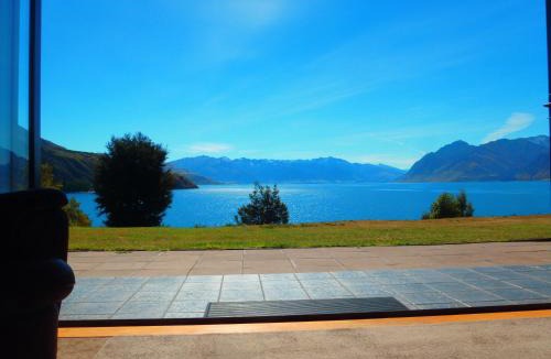 Lake Hawea House | Lakefront Bellevue Lake Hawea Wanaka