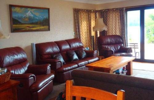 Lake Hawea House | Lakefront Bellevue Lake Hawea Wanaka