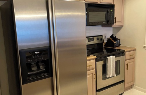 Lakeland Condo | Lakefront Bliss: Boho Chic 3BR/2BA Retreat with Pools