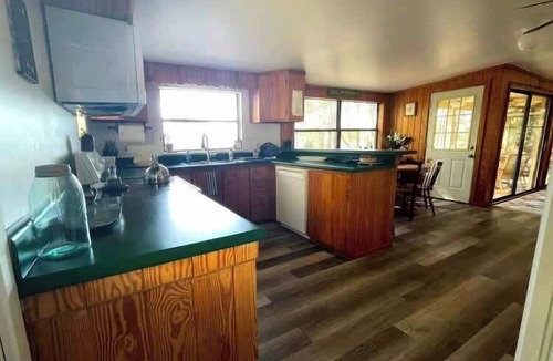 Putnam Hall House | Lakefront Bliss | Kayaks Paddleboards Fire Pit Snowbird Specials