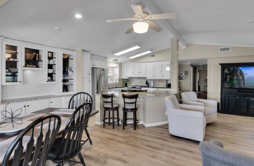 Willis House | Lakefront Bliss: Your Serene Escape on Lake Conroe!