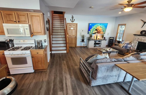 Ingleside House | Lakefront Bliss: Your Ultimate Vacation Haven Surrounded by Nature