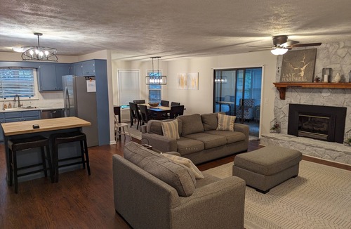 Gumlog House | Lakefront ~ Boat ~ Kayaks ~ Fire Pit ~ Private Dock