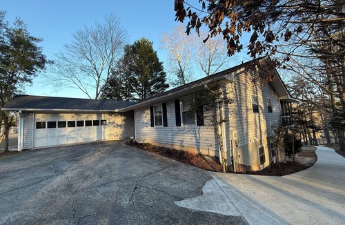 Gumlog House | Lakefront ~ Boat ~ Kayaks ~ Fire Pit ~ Private Dock