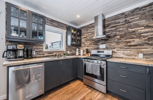 Lion's Head Cottage | LAKEFRONT| Boat Slip | Hot Tub
