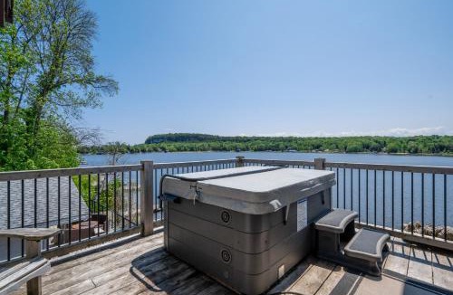 Lion's Head House | LAKEFRONT Boat Slip Hot Tub