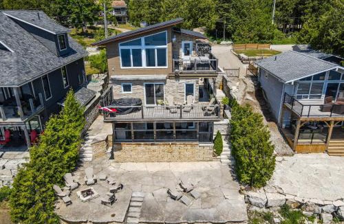 Lion's Head House | LAKEFRONT Boat Slip Hot Tub