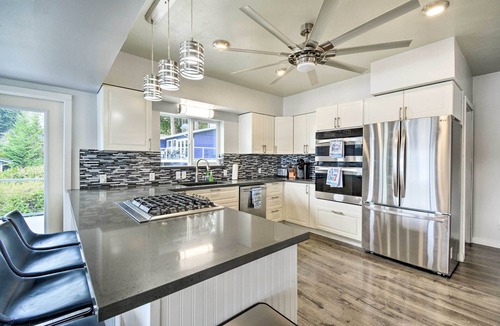 West Hills House | Lakefront Bremerton Vacation Rental w/Deck!