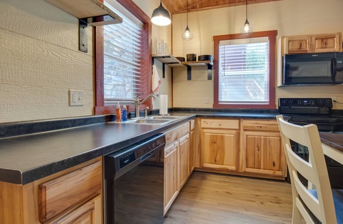 Oakland Cabin | Lakefront Bull Shoals Cabin Rental: Pets Welcome!