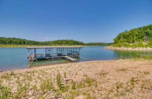 Oakland House | Lakefront Bull Shoals Cabin Rental: Pets Welcome!