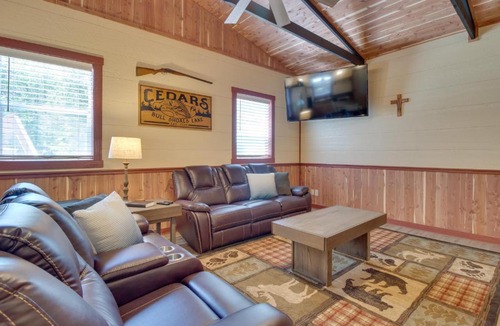 Oakland House | Lakefront Bull Shoals Cabin Rental: Pets Welcome!