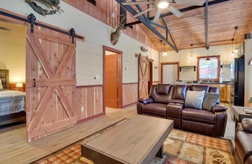 Oakland House | Lakefront Bull Shoals Cabin Rental: Pets Welcome!