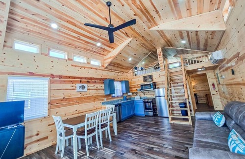 Checotah Cabin | Lakefront Bungalow at Belle Starr Marina